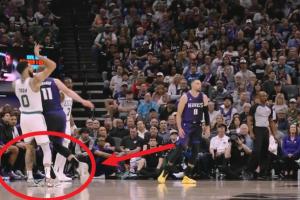 乐鱼电竞官方网-塔图姆三分出手落地踩到小萨90度崴脚痛苦捂脚&amp;坚持罚完离场