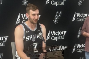 乐鱼电竞官方网-又一个不务正业的 科内特谈选择7号：想成为1/3的邓肯