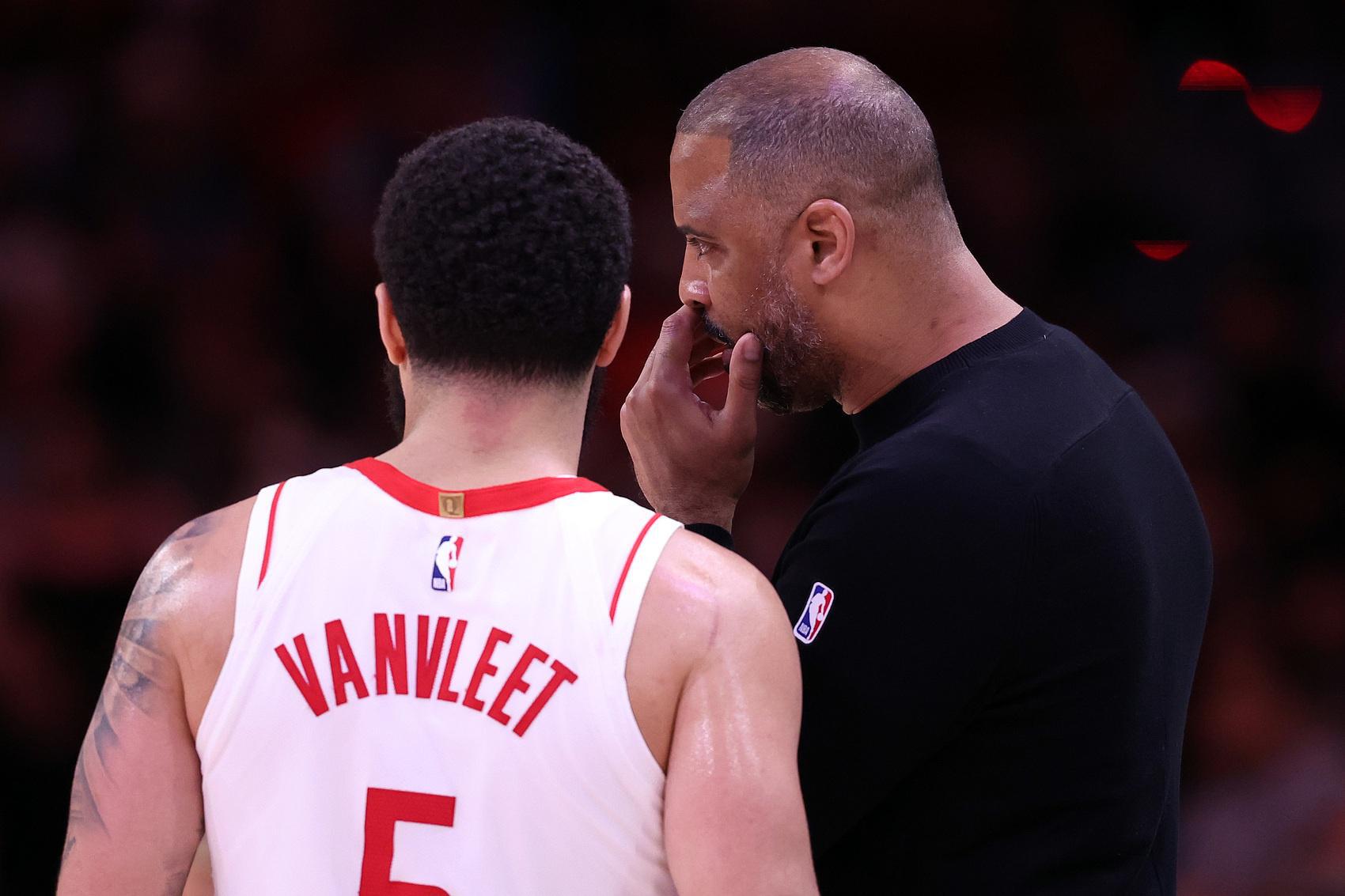 薪资专家：建议火箭三年8000万续约范弗里特 他新合同将影响操作