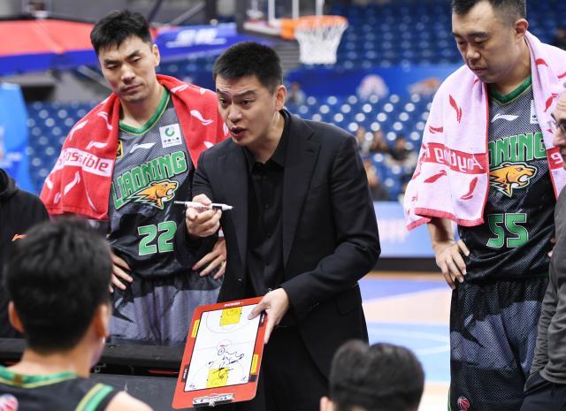 乐意电竞APP下载-大外不到位卫冕冠军内线吃紧！张镇麟归来火线驰援