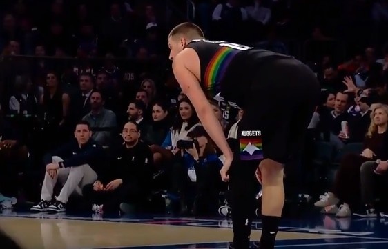 Leyu 体育网站-让人揪心！约基奇无对抗应力性摔倒&amp;掘金喊暂停 好在无碍继续打